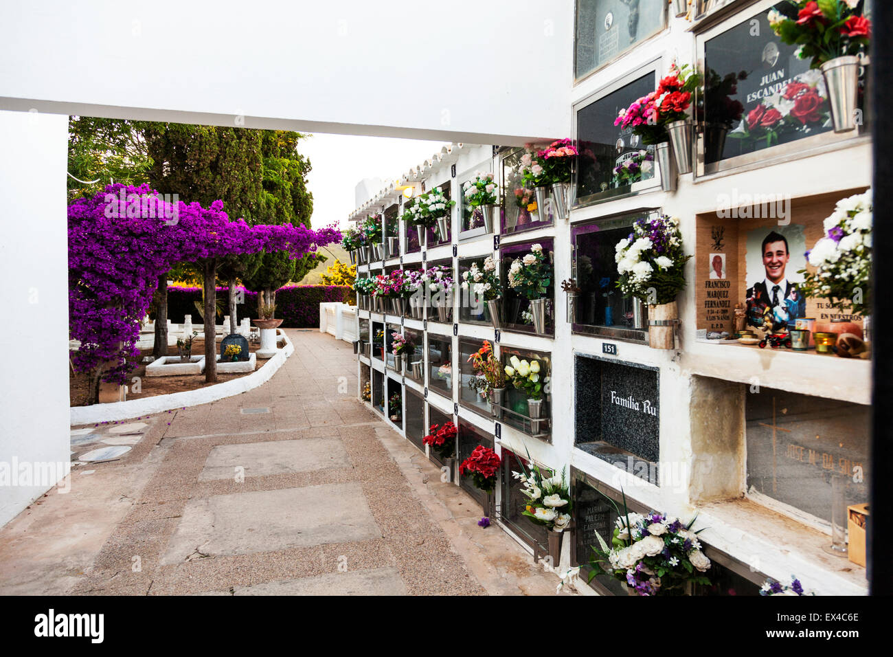 Il cimitero di spagnolo tombe memoriali luoghi di sepoltura tipica Ibiza spagna Santa Eulària des Riu sito memoriale della tomba del cimitero di Puig de Foto Stock