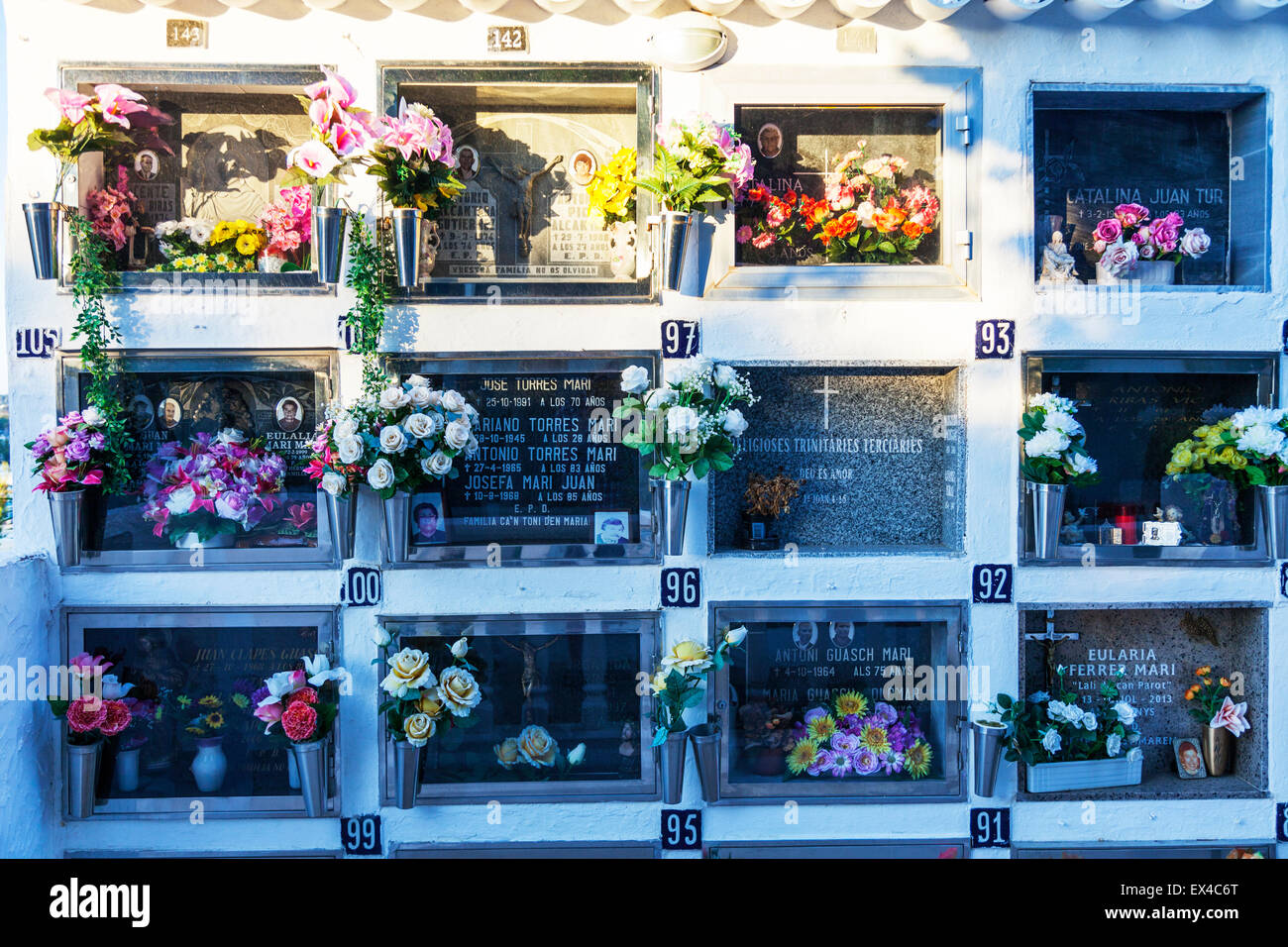 Il cimitero di spagnolo tombe memoriali luoghi di sepoltura tipica Ibiza spagna Santa Eulària des Riu sito memoriale della tomba del cimitero di Puig de Foto Stock