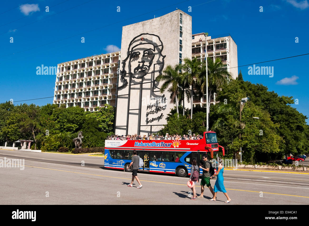 Vista orizzontale di un HabanaBus guida da parte di Che Guevara murale di Havanna, Cuba. Foto Stock