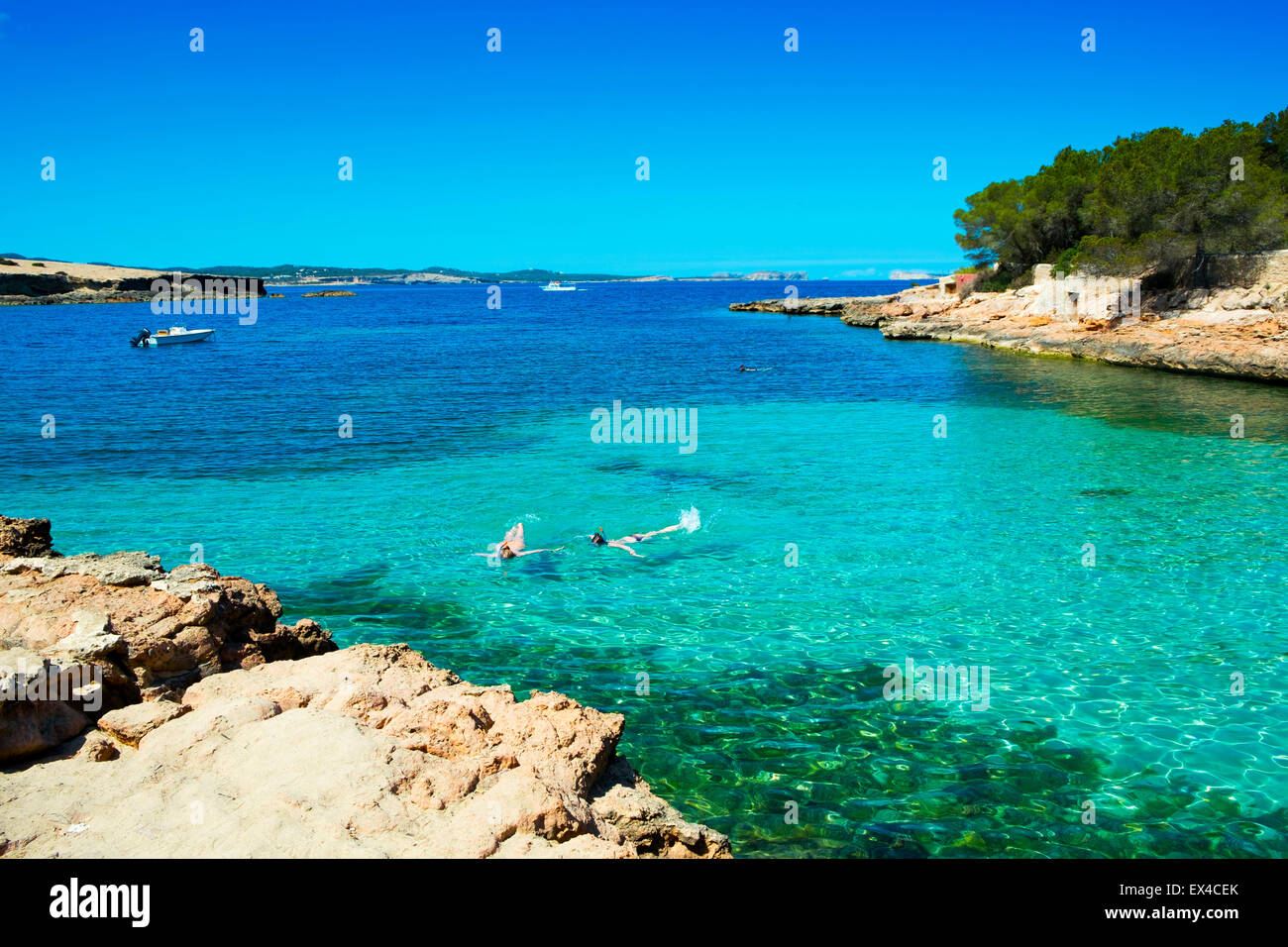 Una vista della bellissima Cala Gracioneta Beach a San Antonio de Portmany, nell isola di Ibiza, Isole Baleari, Spagna Foto Stock