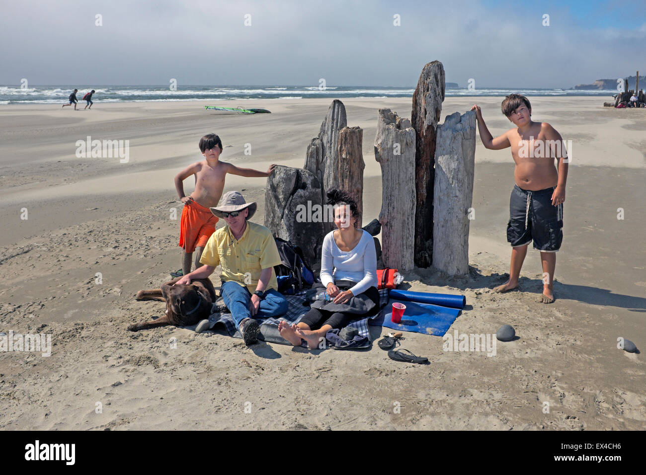 Una gita di famiglia su una lunga spiaggia di Newport, Oregon Foto Stock