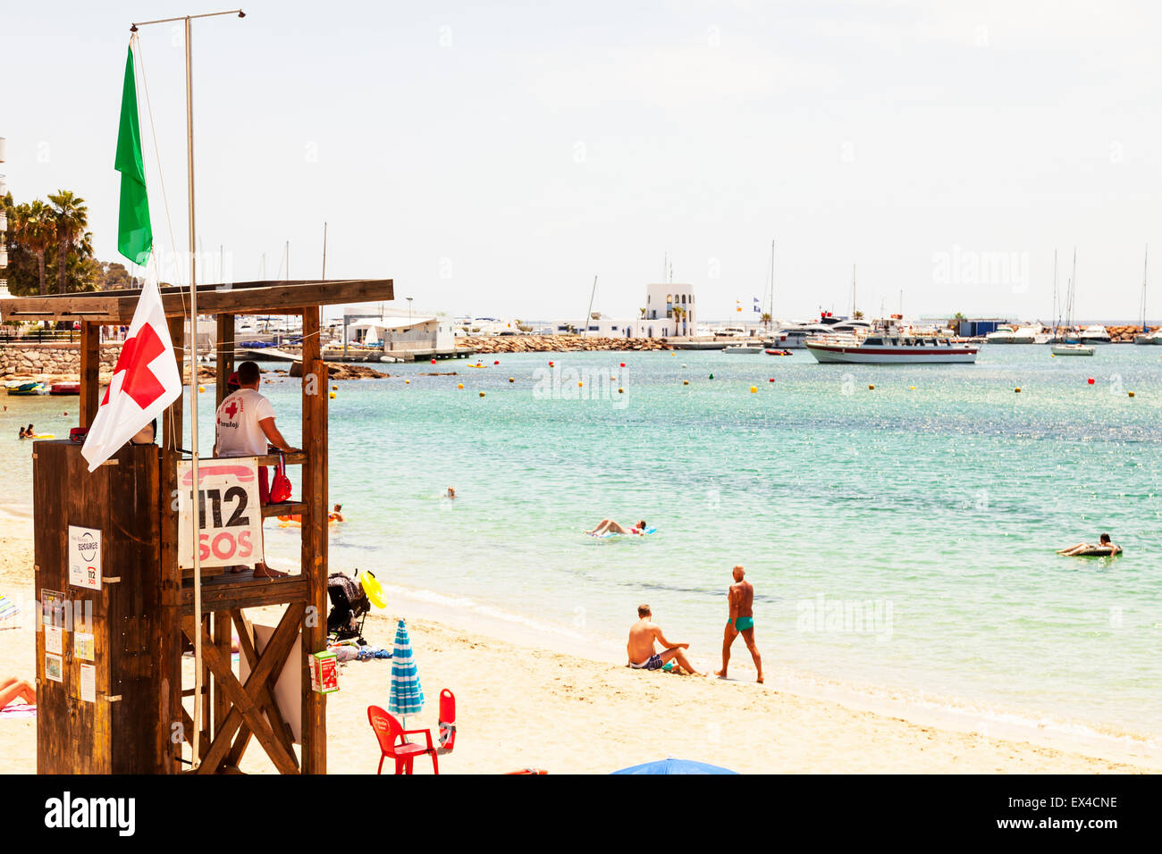 Bagnino lookout post su mare beach resort guardando fuori bagnini shark sicurezza patrol Foto Stock