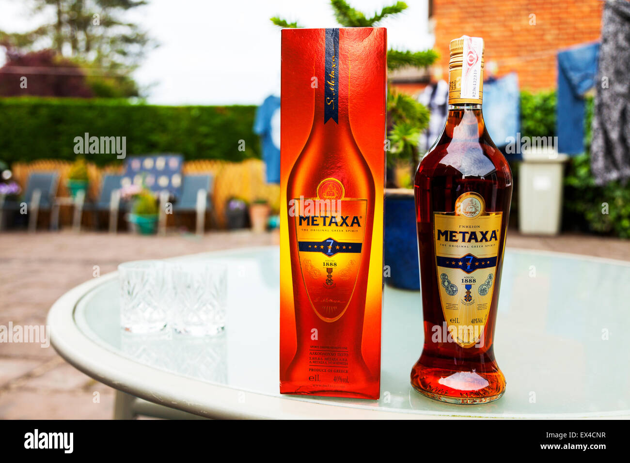 Metaxa brandy greco 7 stelle 7 stelle lo spirito di alcol alcolici Grecia  origine rendono scatola bottiglia bere Foto stock - Alamy