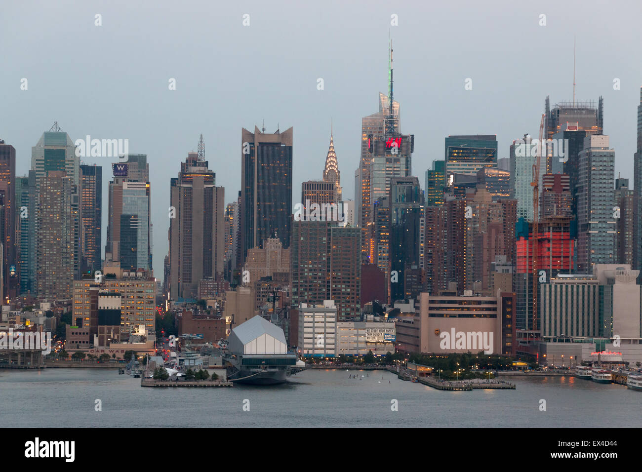 Vista della skyline di Manhattan con densamente impaccati grattacieli Foto Stock