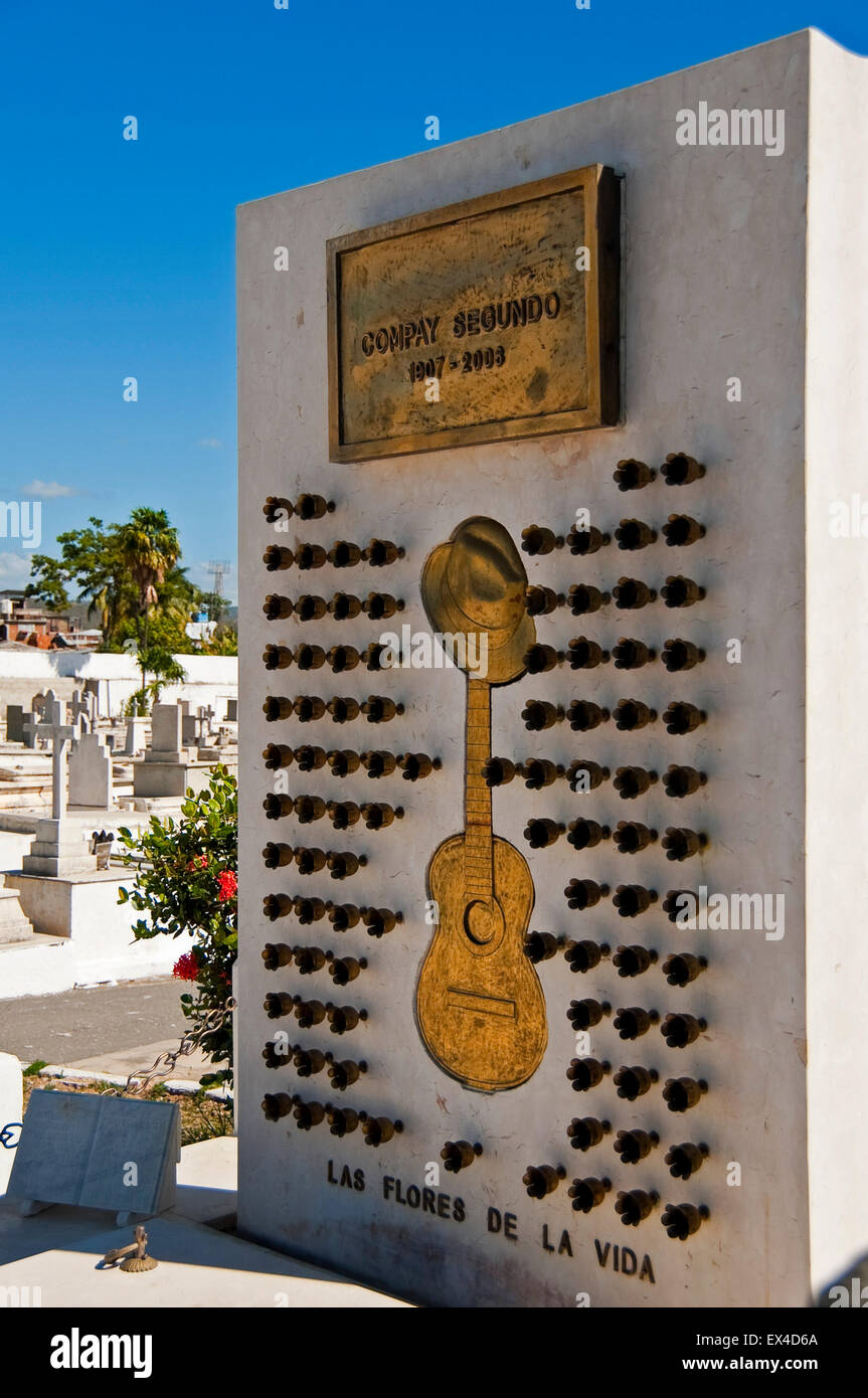 Vista verticale di Compay Segundo la sua tomba a Santiago de Cuba, Cuba. Foto Stock
