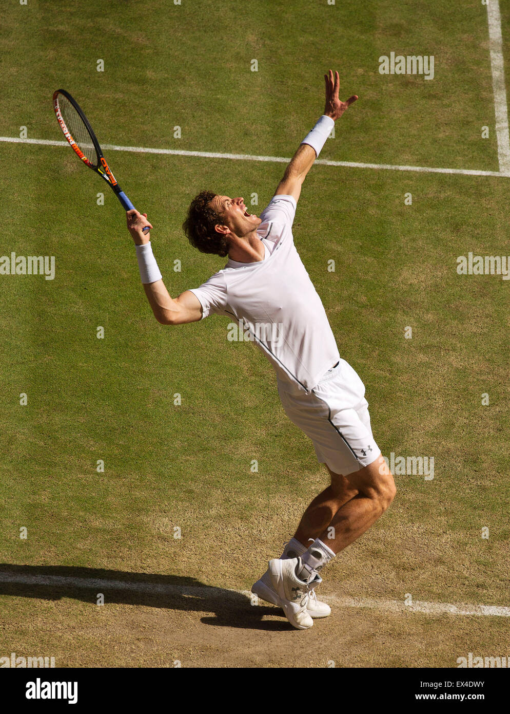 Il torneo di Wimbledon, Londra, Regno Unito. 6 Luglio, 2015. Campo da tennis, Wimbledon, Andy Murray (GBR) serve a Karlovic Credito: Henk Koster/Alamy Live News Foto Stock
