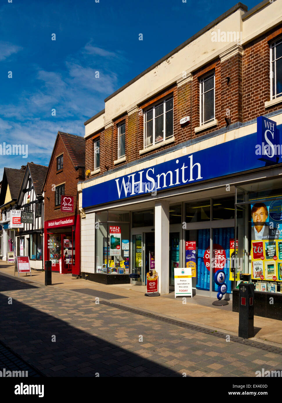 High street negozi di Uttoxeter centro città Staffordshire REGNO UNITO Inghilterra con WH Smith edicola in primo piano Foto Stock
