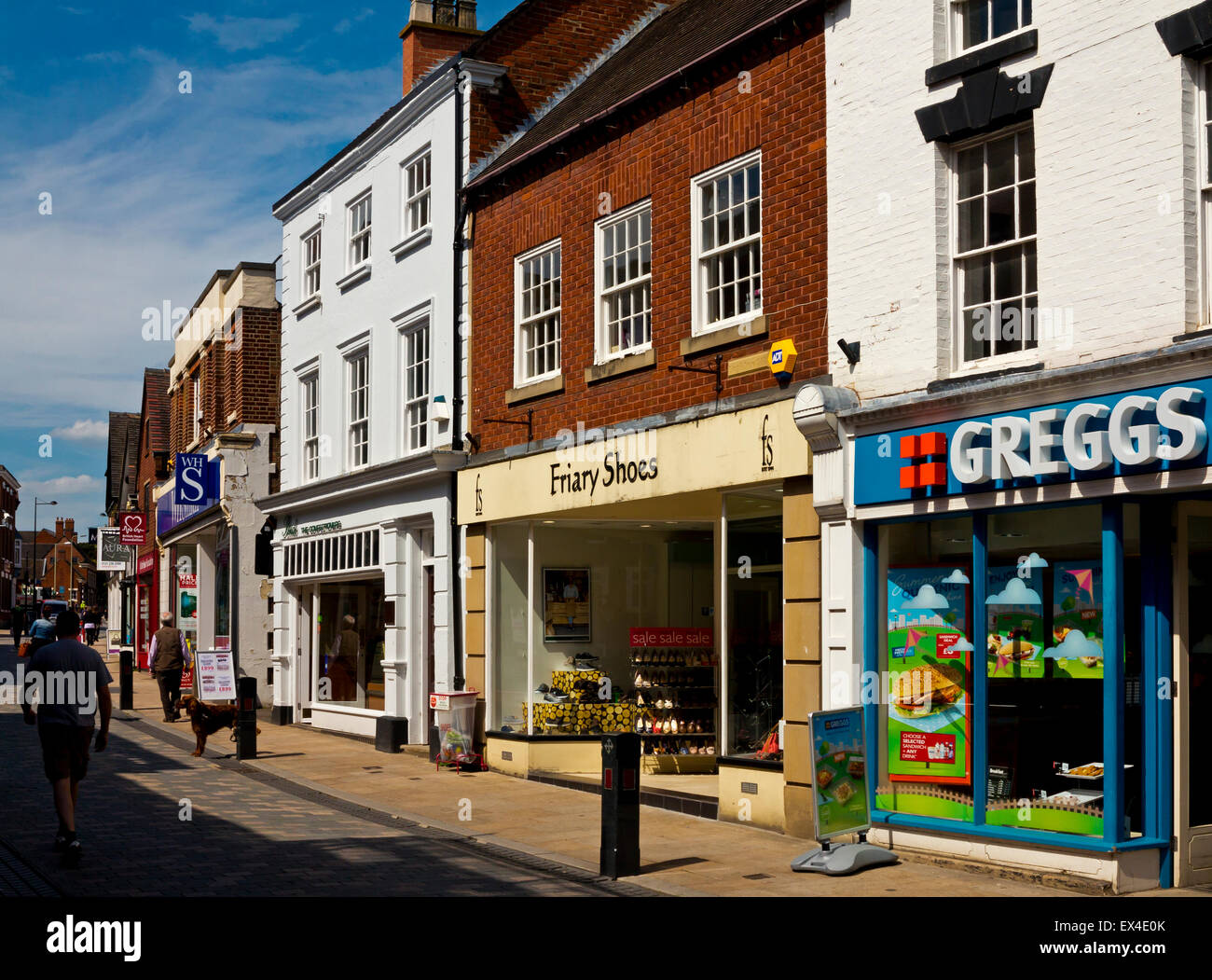 High street negozi di Uttoxeter centro città Staffordshire REGNO UNITO Inghilterra con Greggs bakery e fast food in primo piano Foto Stock