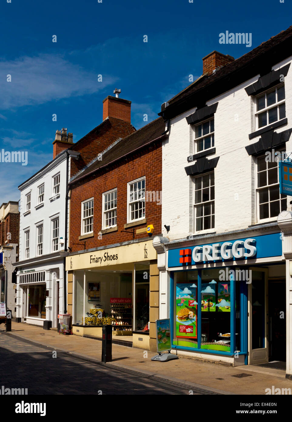 High street negozi di Uttoxeter centro città Staffordshire REGNO UNITO Inghilterra con Greggs bakery e fast food in primo piano Foto Stock