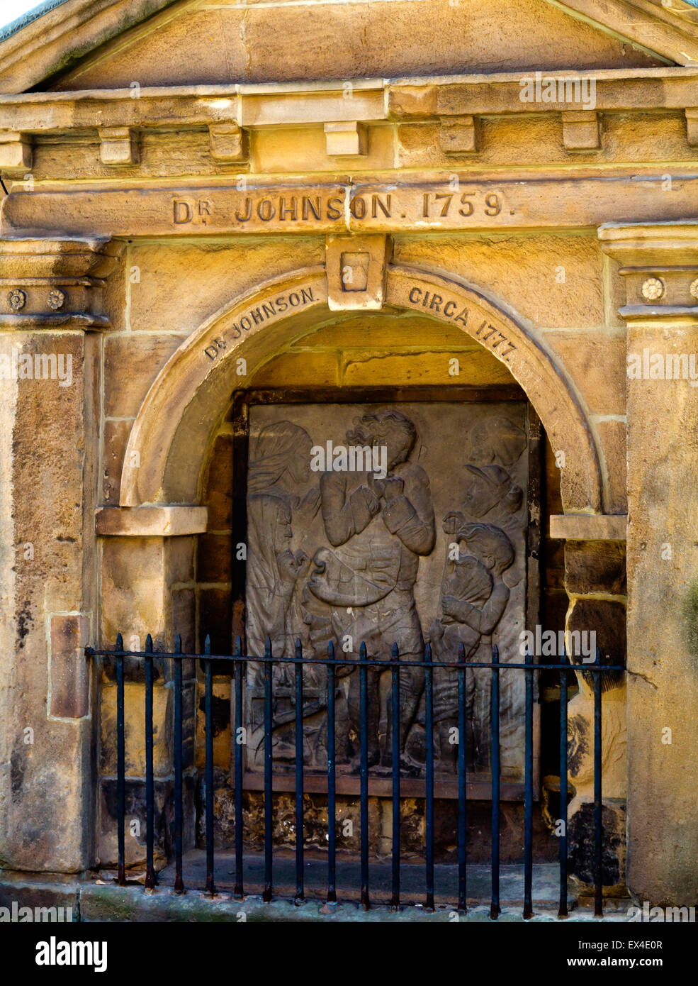 Il Dottor Samuel Johnson Memorial in Uttoxeter Staffordshire REGNO UNITO Inghilterra costruito per contrassegnare spot in cui egli si fermò in penitenza sotto la pioggia Foto Stock