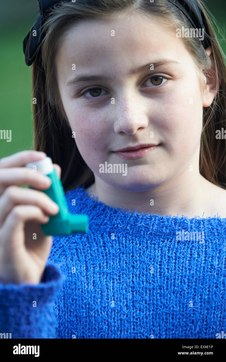 Ragazza con Inalatore per trattare asma attacco Foto Stock