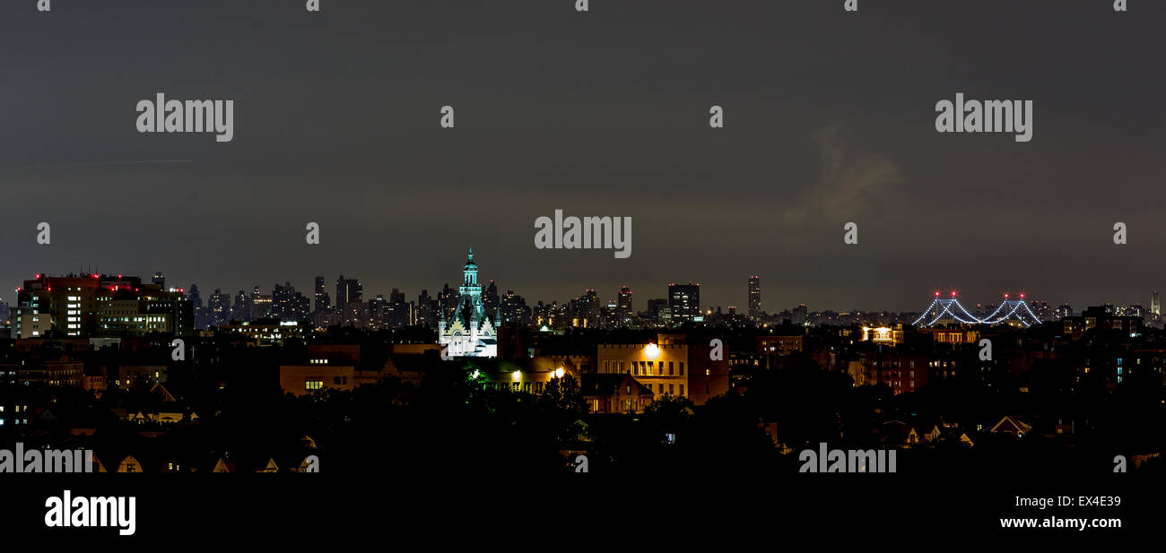 La vista della skyline di Manhattan di notte da Queens, New York Foto Stock