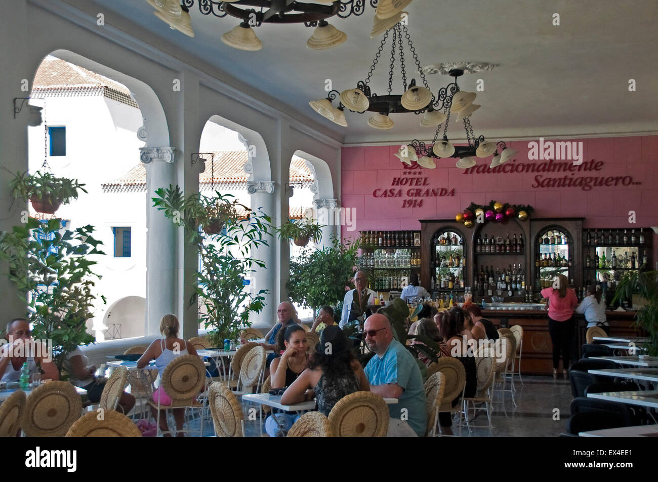 Vista orizzontale di turisti nel bar della terrazza dell'Hotel Casa Granda in Santiago de Cuba, Cuba. Foto Stock