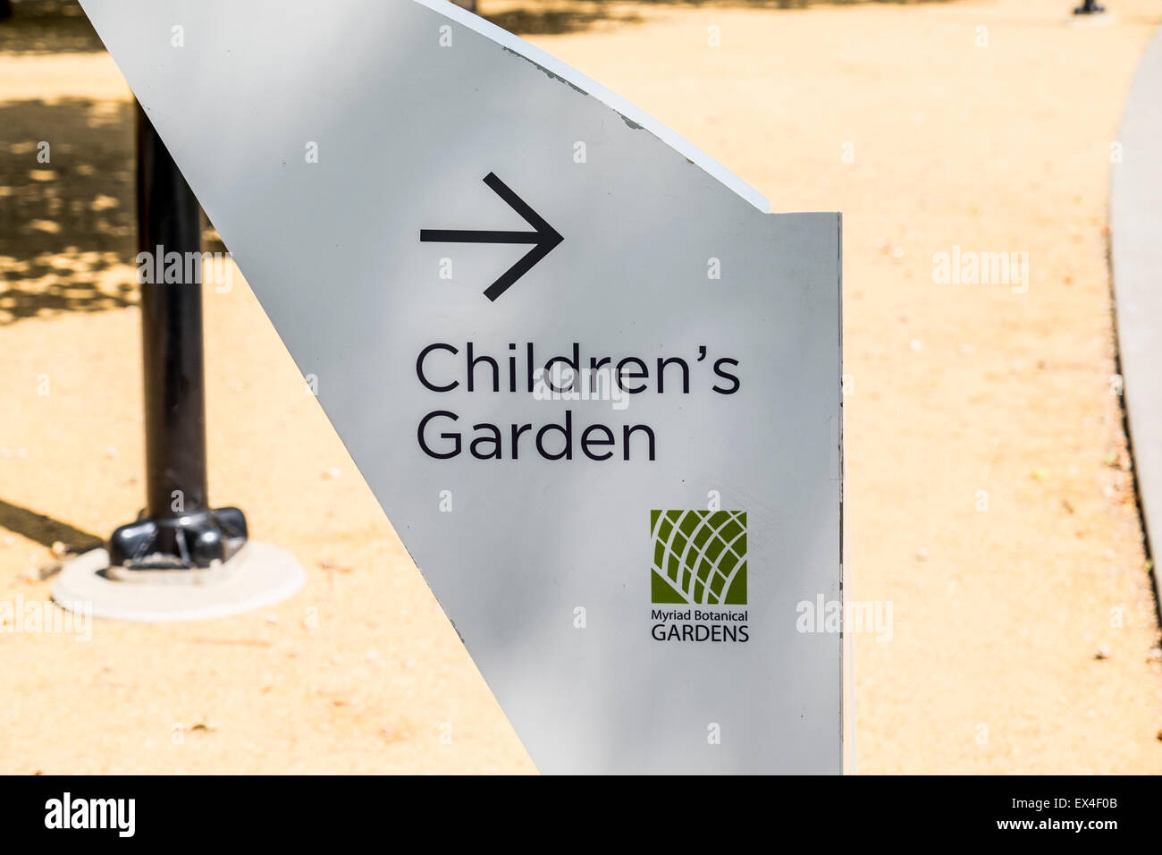 Un cartello in metallo con la freccia rivolta verso il giardino dei bambini in una miriade di Botanica Giardini in Oklahoma City, Oklahoma, Stati Uniti d'America. Foto Stock