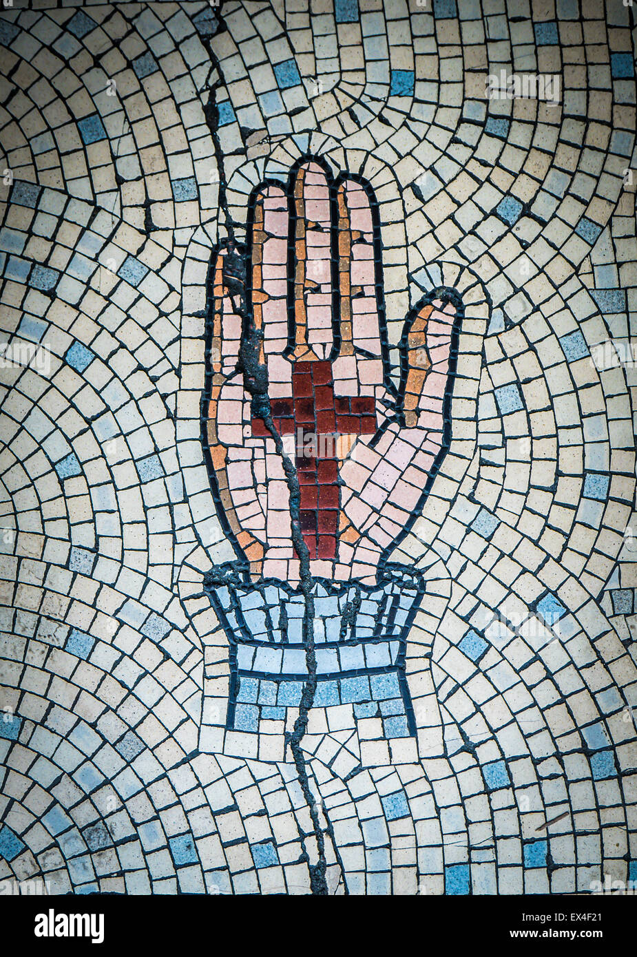Antiche tessere di mosaico di mano e il crocifisso in Crossmyloof Glasgow, Scotland, Regno Unito Foto Stock
