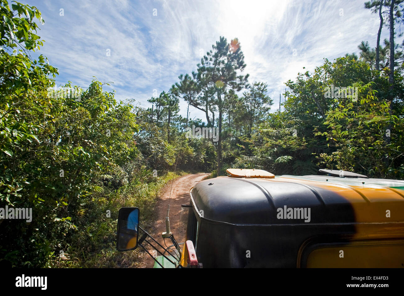 Vista orizzontale di un vecchio militare russo carrello il trasporto di turisti in giro per Topes de Collantes Parco Nazionale di Cuba. Foto Stock