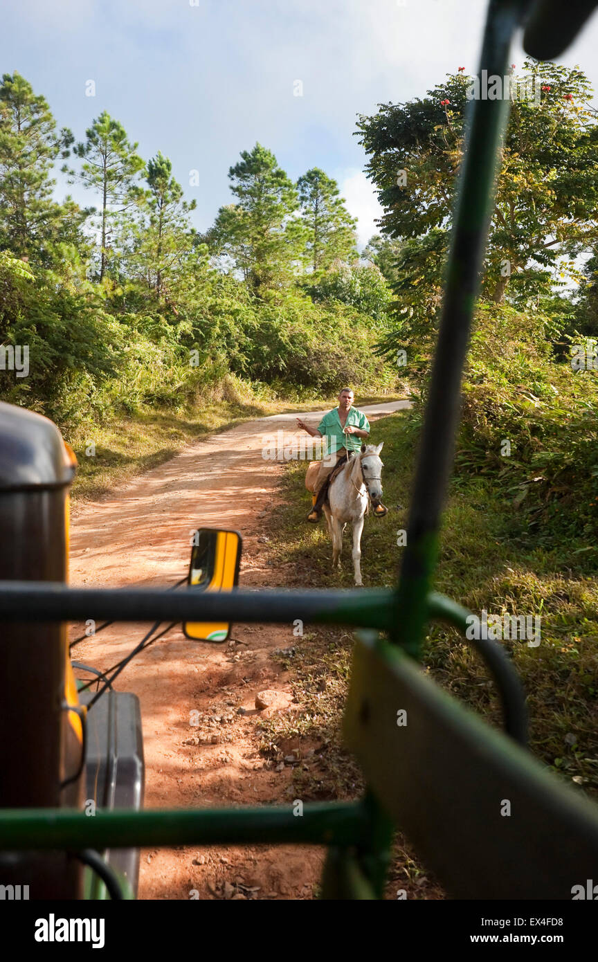 Vista verticale di un vecchio militare russo carrello il trasporto di turisti in giro per Topes de Collantes Parco Nazionale di Cuba. Foto Stock