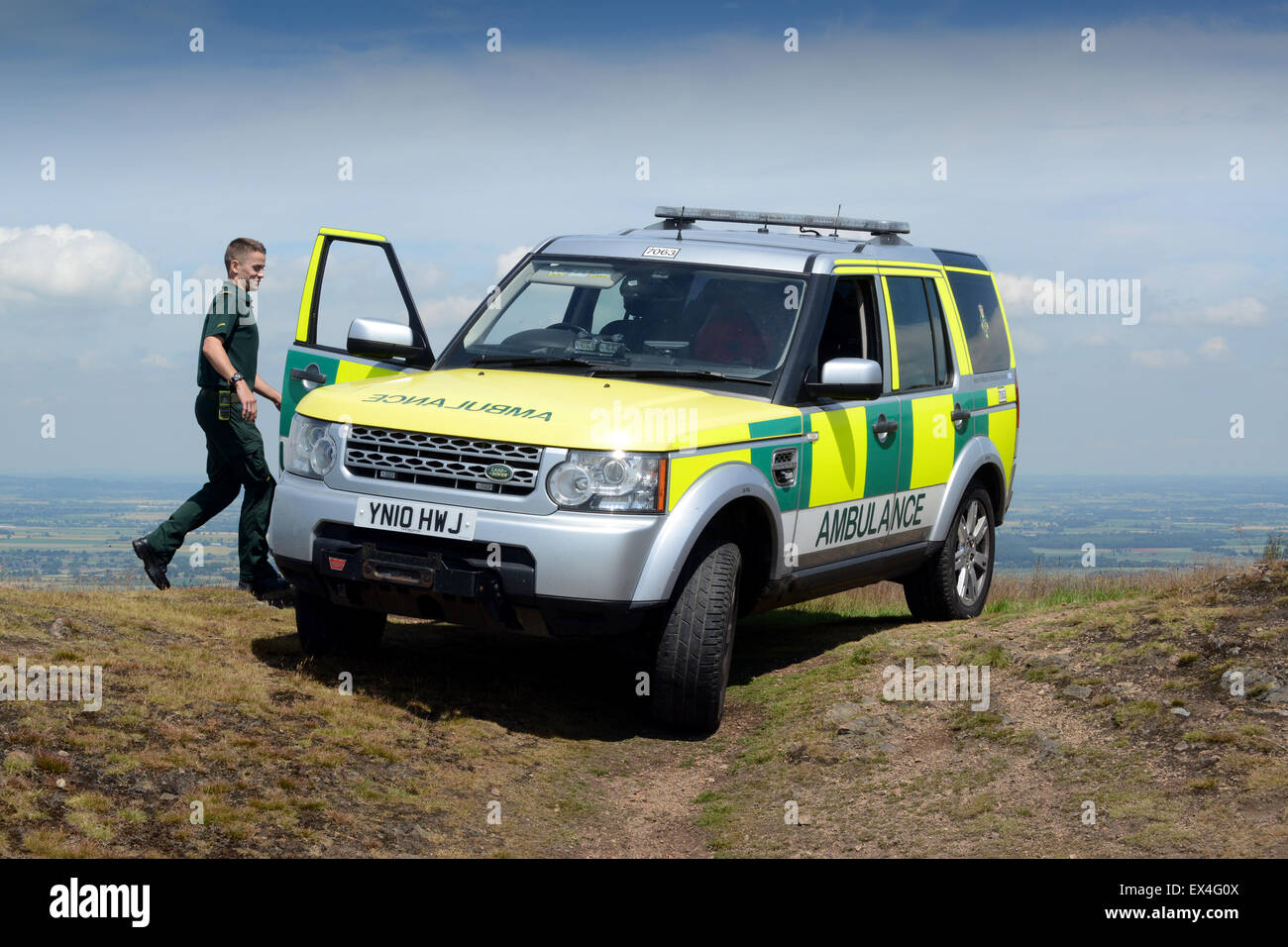 West Midlands servizio ambulanza Land Rover veicolo di soccorso sul Wrekin Hill in Shropshire Foto Stock