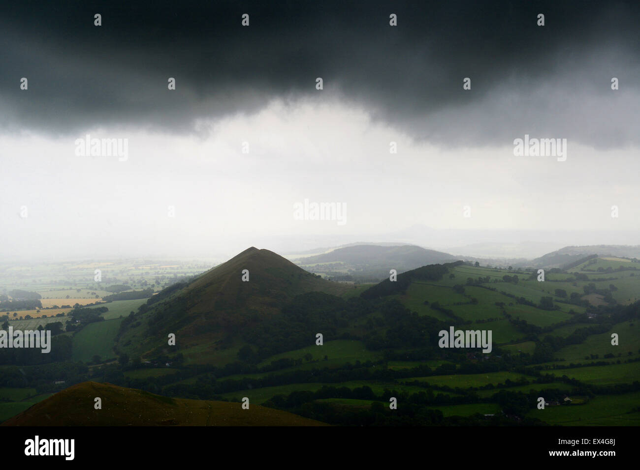 Meteo tempesta di pioggia nuvole sopra il Lawley Hill in Shropshire Hills Regno Unito Foto Stock