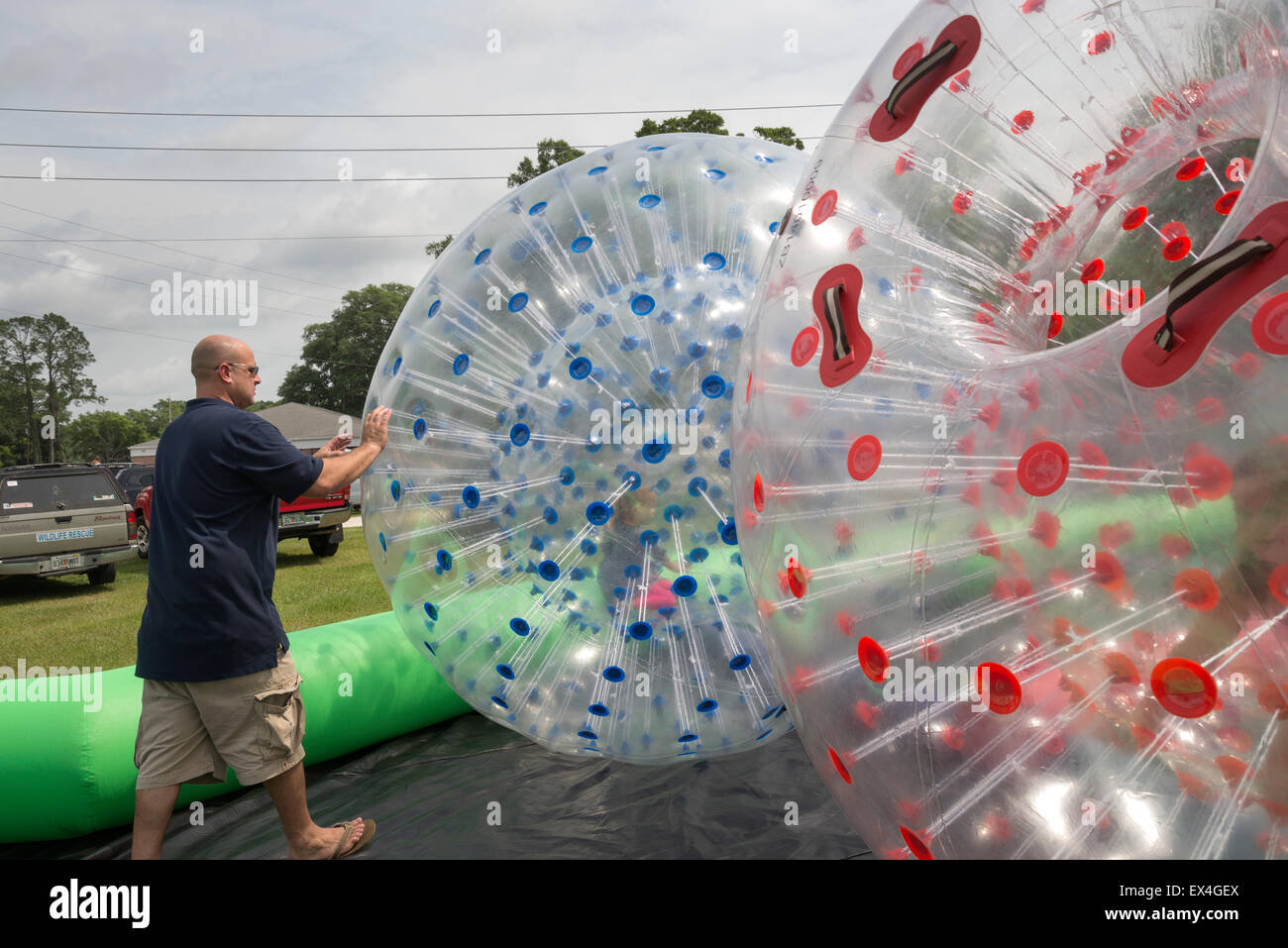 Palle giganti gonfiabili immagini e fotografie stock ad alta risoluzione -  Alamy