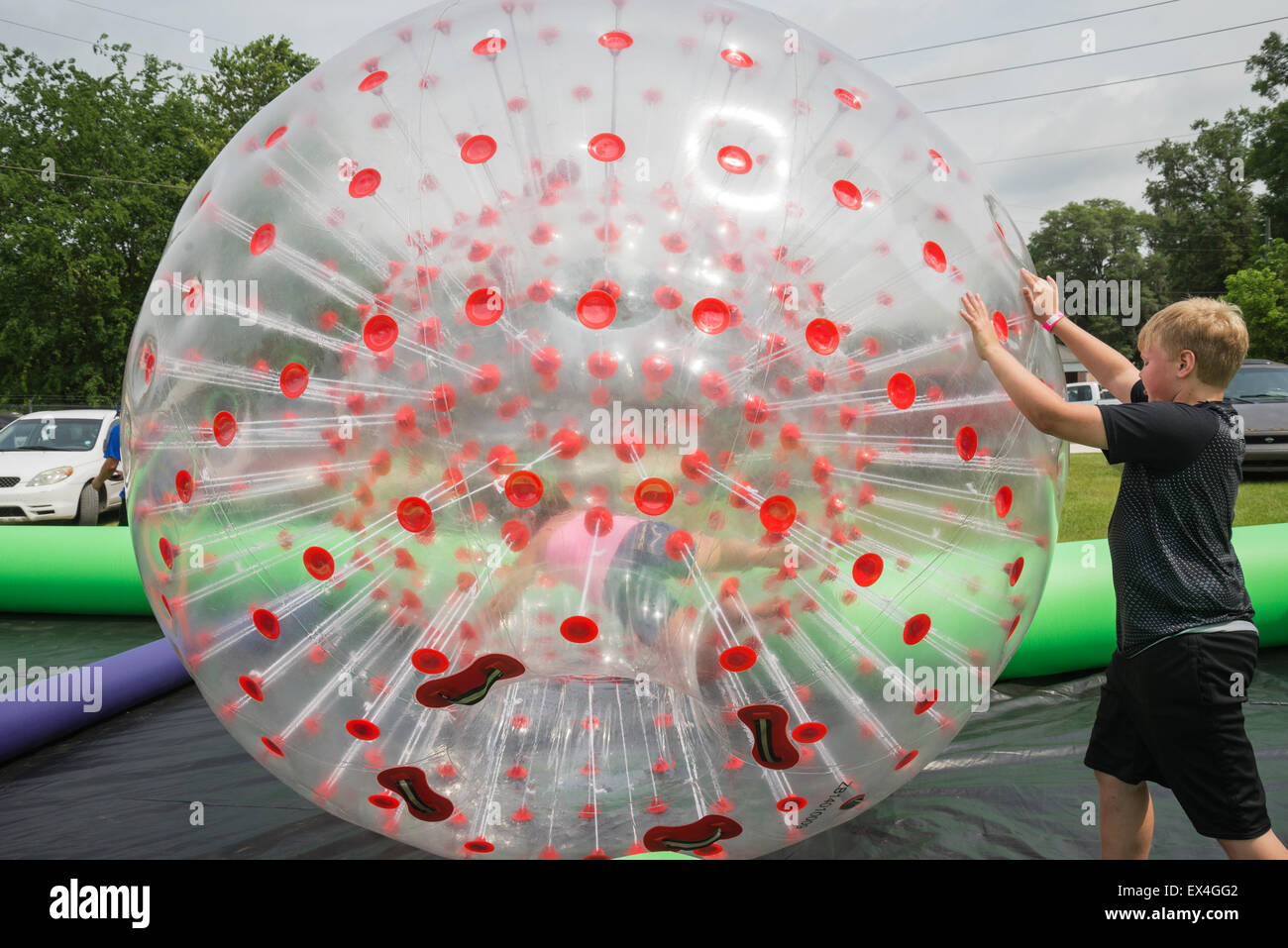 Zorb gonfiabile palla in uso presso il Festival di Pioneer in alta Springs, in Florida, talvolta indicato come zorbing, o sfera di orb. Foto Stock