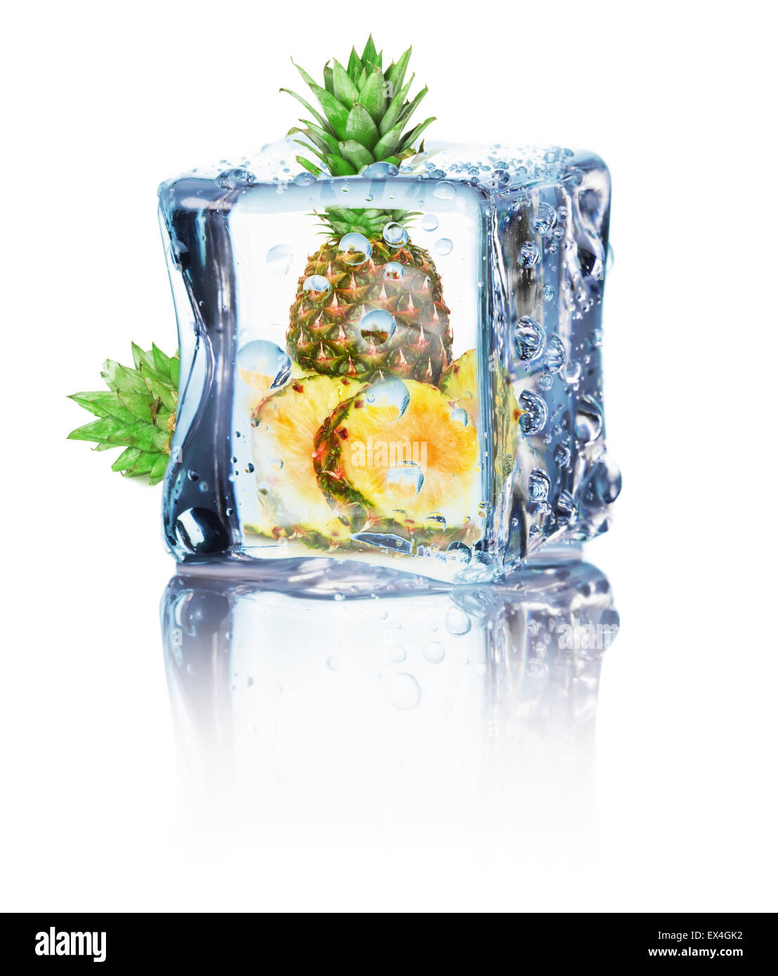 Ananas in ghiaccio isolato su uno sfondo bianco. Foto Stock