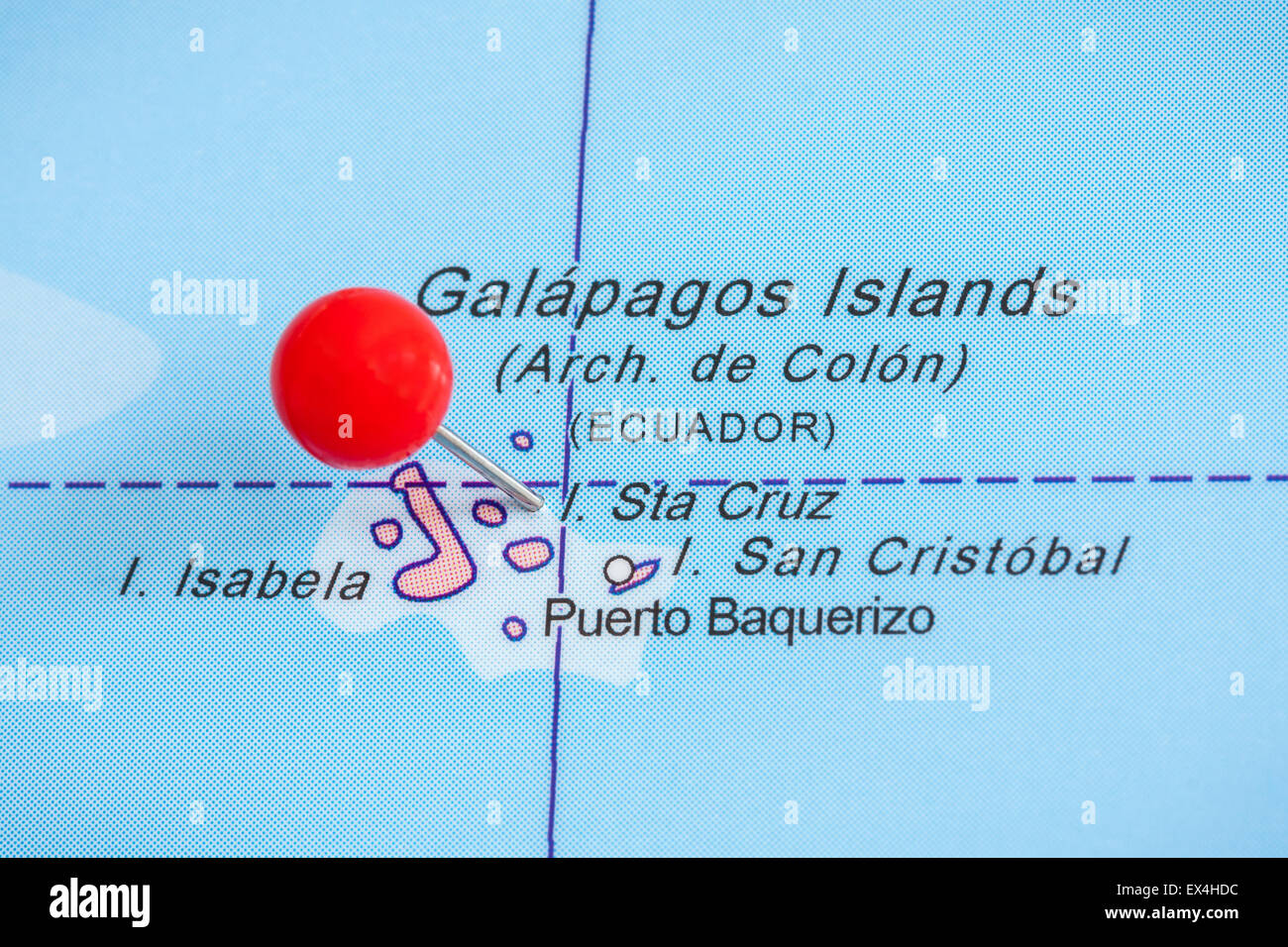 Close-up di una puntina rossa su una mappa delle Isole Galapagos, Ecuador Foto Stock