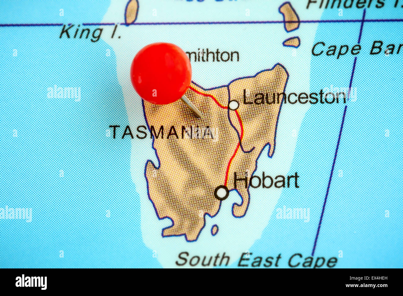 Close-up di una puntina rossa su una mappa di Tasmania, Australia Foto Stock