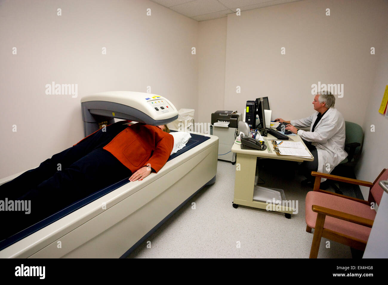 Paziente riceve la densità ossea scan usato per misurare il tenore di calcio delle ossa e la perdita di tessuto osseo Foto Stock