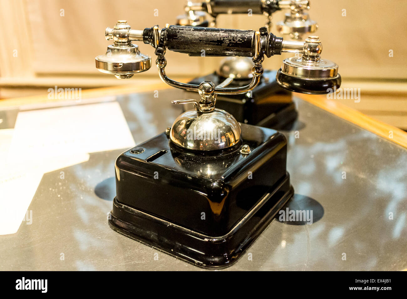 Un antico telefono analogico impostato con scatola nera base e golden suoneria, e il ricevitore Foto Stock