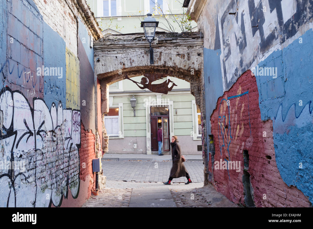 Scena di strada in auto-dichiarata repubblica indipendente di Uzupis del distretto di Vilnius, Lituania Foto Stock