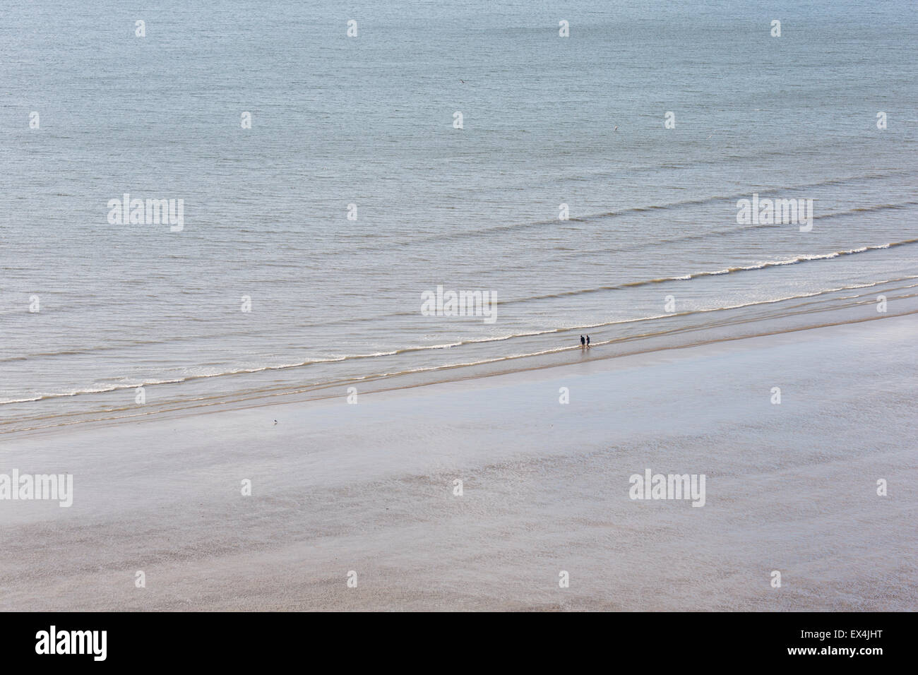 Due persone su una spiaggia deserta, Rhossili, Gower, Galles del Sud Foto Stock