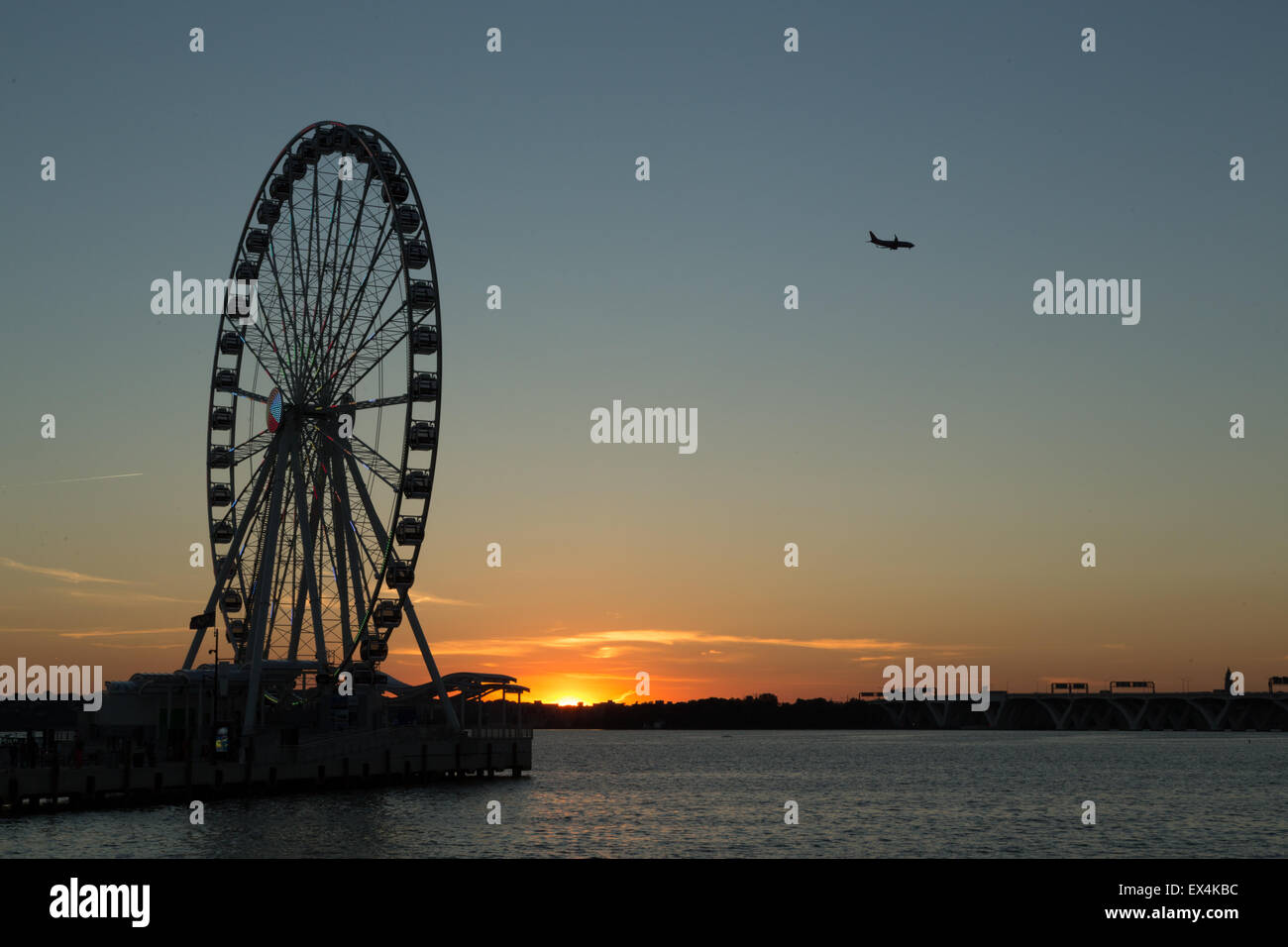 Bella estate tramonto dietro la ruota di capitale, il Porto Nazionale di maggior attrazione iconica Foto Stock