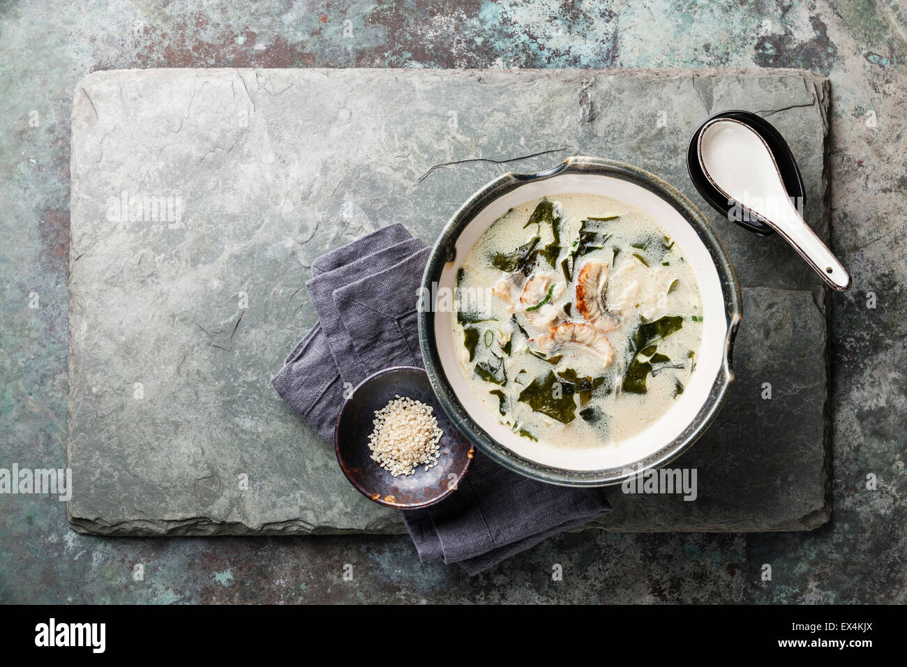 Zuppa cremosa con anguille e sesamo su pietra ardesia sfondo Foto Stock