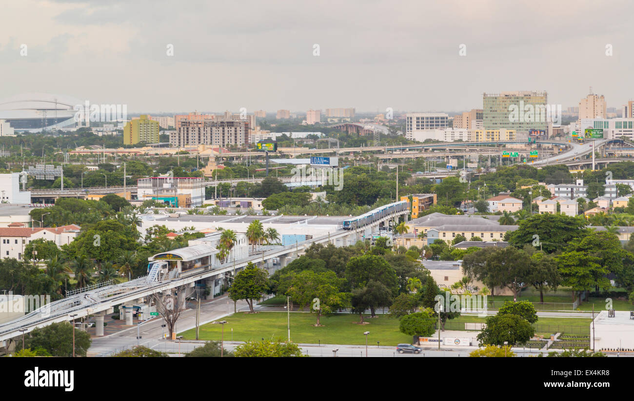 Vista aerea dell'area del centro cittadino di Miami, Florida, mostrando il colorato grattacieli e densamente impaccati edifici Foto Stock