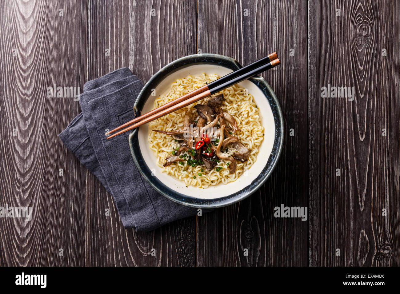 Asian Tagliatelle con funghi Oyster nella ciotola sul grigio Sfondo di legno Foto Stock