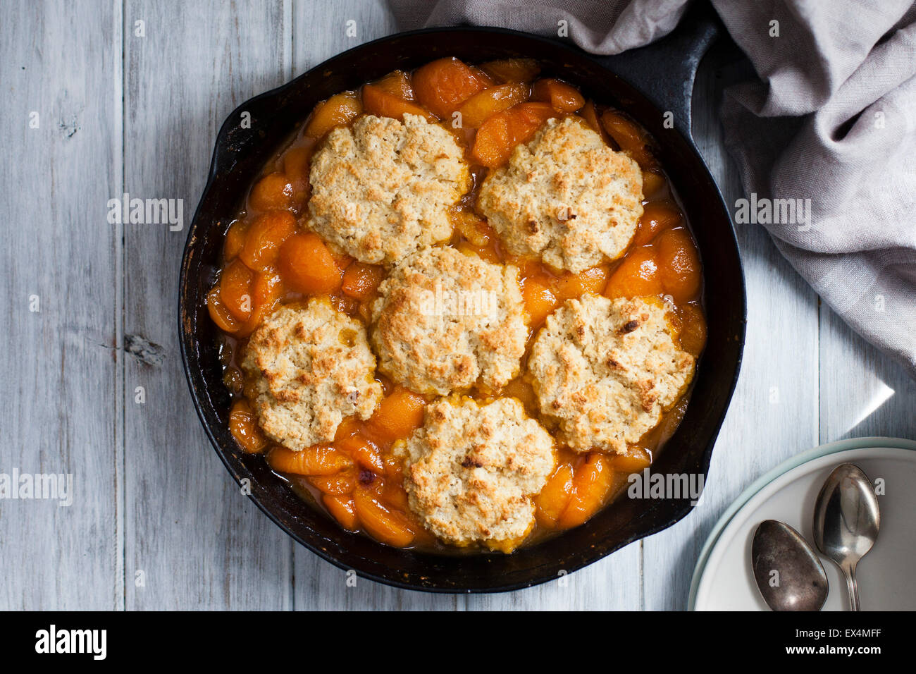 Senza glutine Cobbler di albicocca con il latticello biscotti Foto Stock