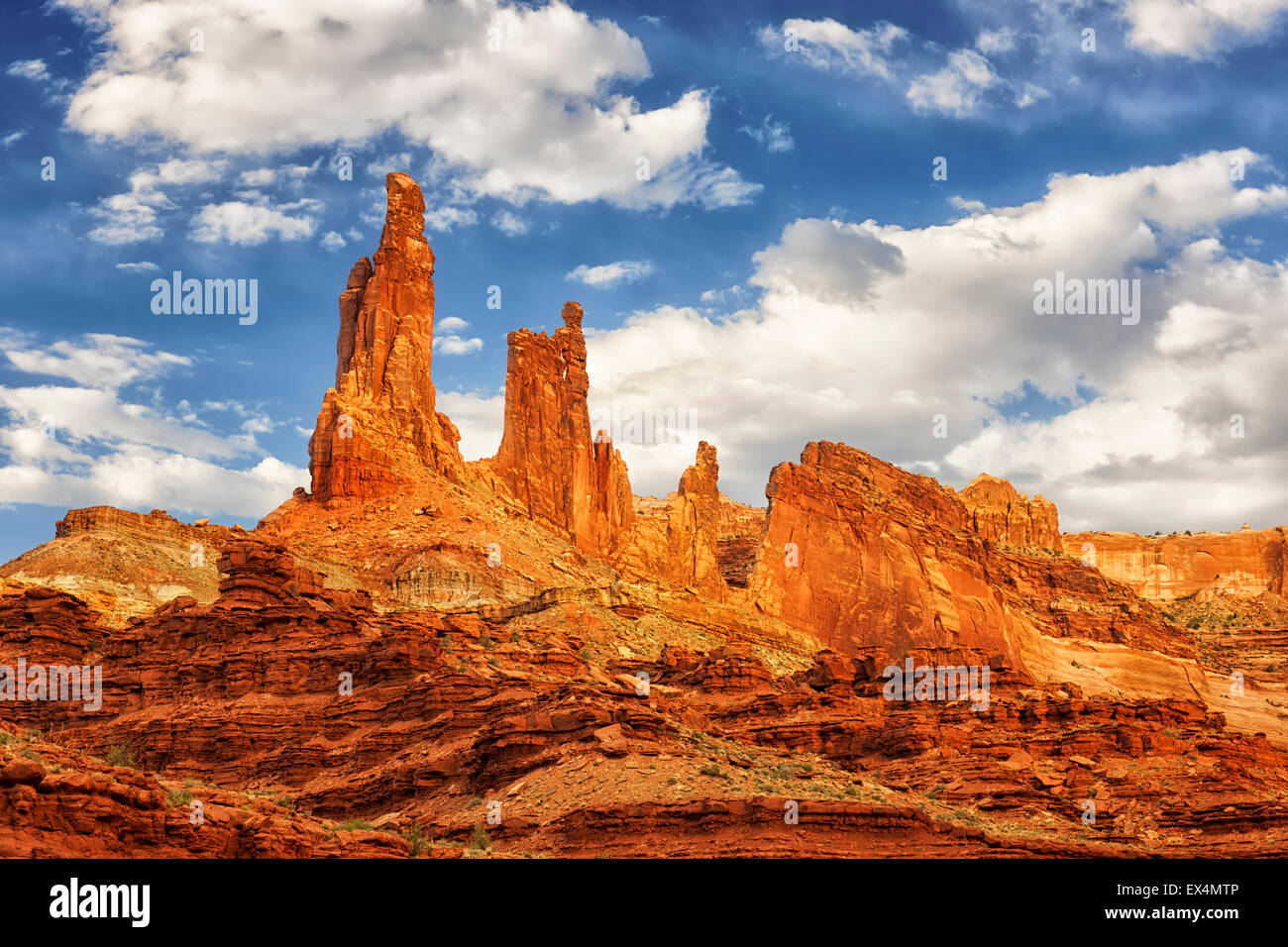 Monster torre di lavaggio e di Donna Arch dominano il cielo mattutino da remoto il Buck Canyon dello Utah è il Parco Nazionale di Canyonlands. Foto Stock