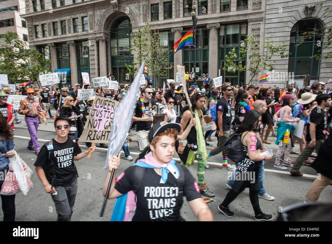 Un contingente del Pride Parade portato segni che leggere "nero vive questione e "proteggere Trans vive" Foto Stock