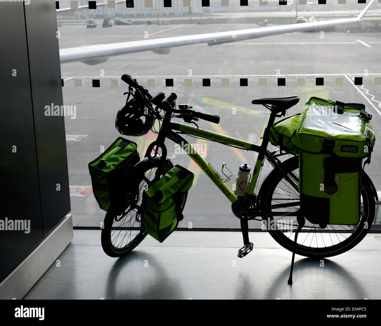 Una bicicletta ambulanza presso l'aeroporto di Heathrow, Londra Foto Stock