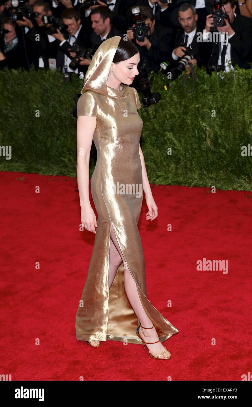 MET Gala 2015 " Cina: attraverso il Looking Glass' Costume Institute Gala benefici al Metropolitan Museum of Art - Arrivi con: Anne Hathaway dove: New York New York, Stati Uniti quando: 04 maggio 2015 C Foto Stock