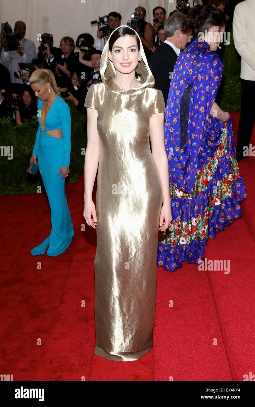 MET Gala 2015 " Cina: attraverso il Looking Glass' Costume Institute Gala benefici al Metropolitan Museum of Art - Arrivi con: Anne Hathaway dove: New York New York, Stati Uniti quando: 04 maggio 2015 C Foto Stock