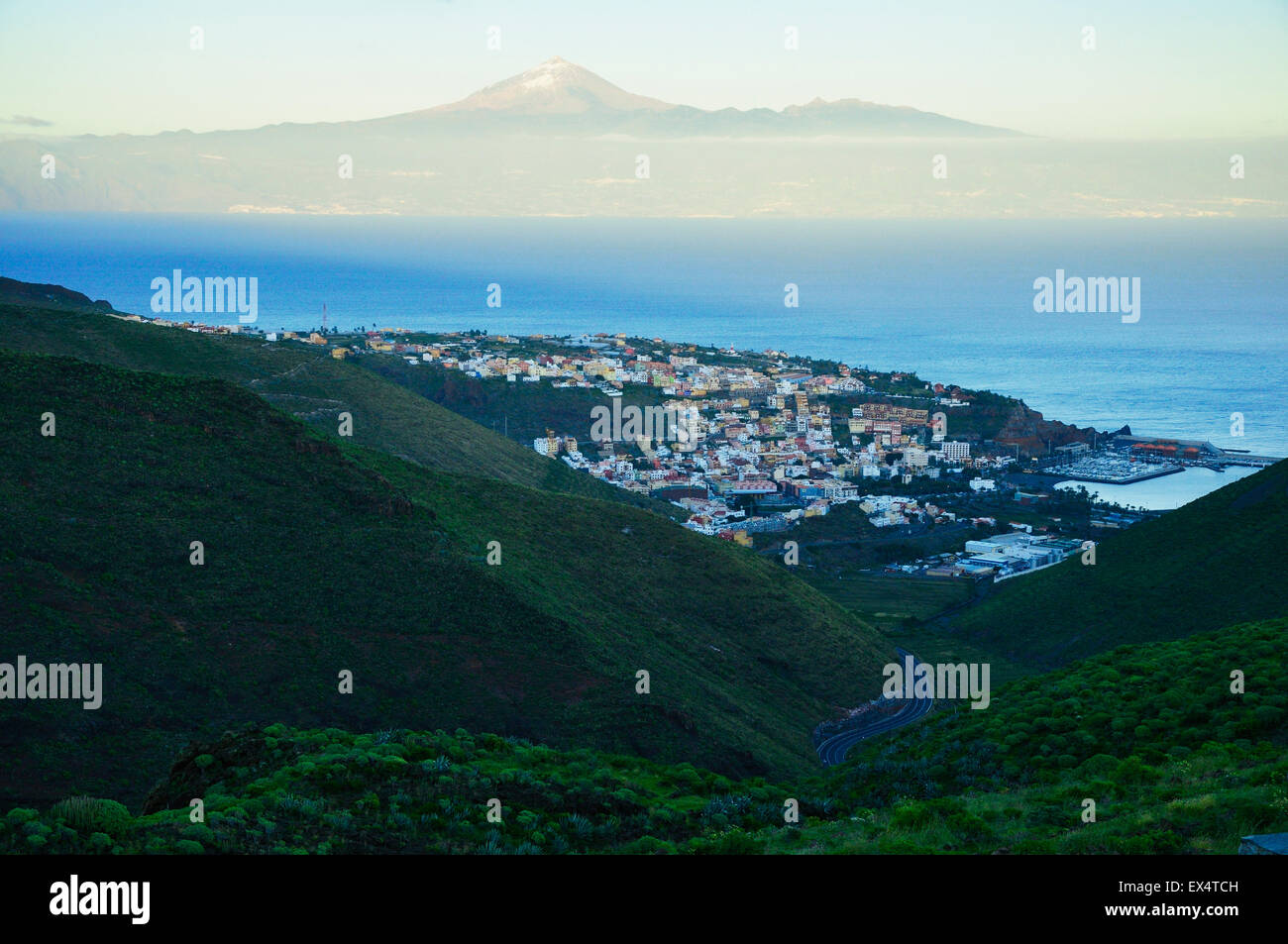 San Sebastian de La Gomera e Tenerife island vulcano Teide sfondo, La Gomera, isole Canarie, Spagna Foto Stock