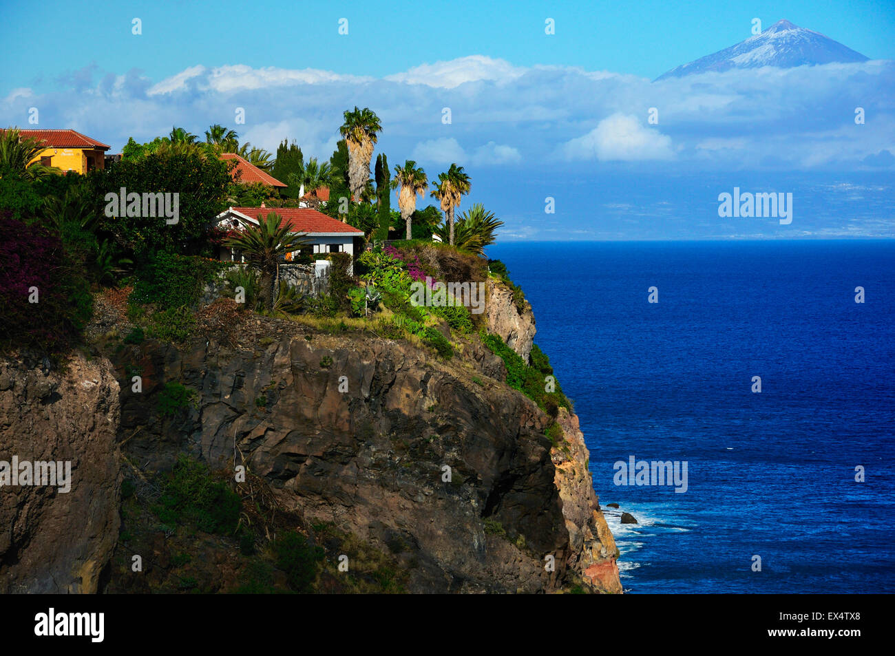 Case residenziali a San Sebastian de La Gomera, sullo sfondo il vulcano Teide, Isole Canarie, Spagna Foto Stock