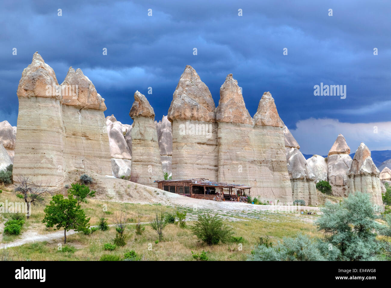 Love Valley prima di una tempesta, Goereme, Cappadocia, Anatolia, Turchia Foto Stock