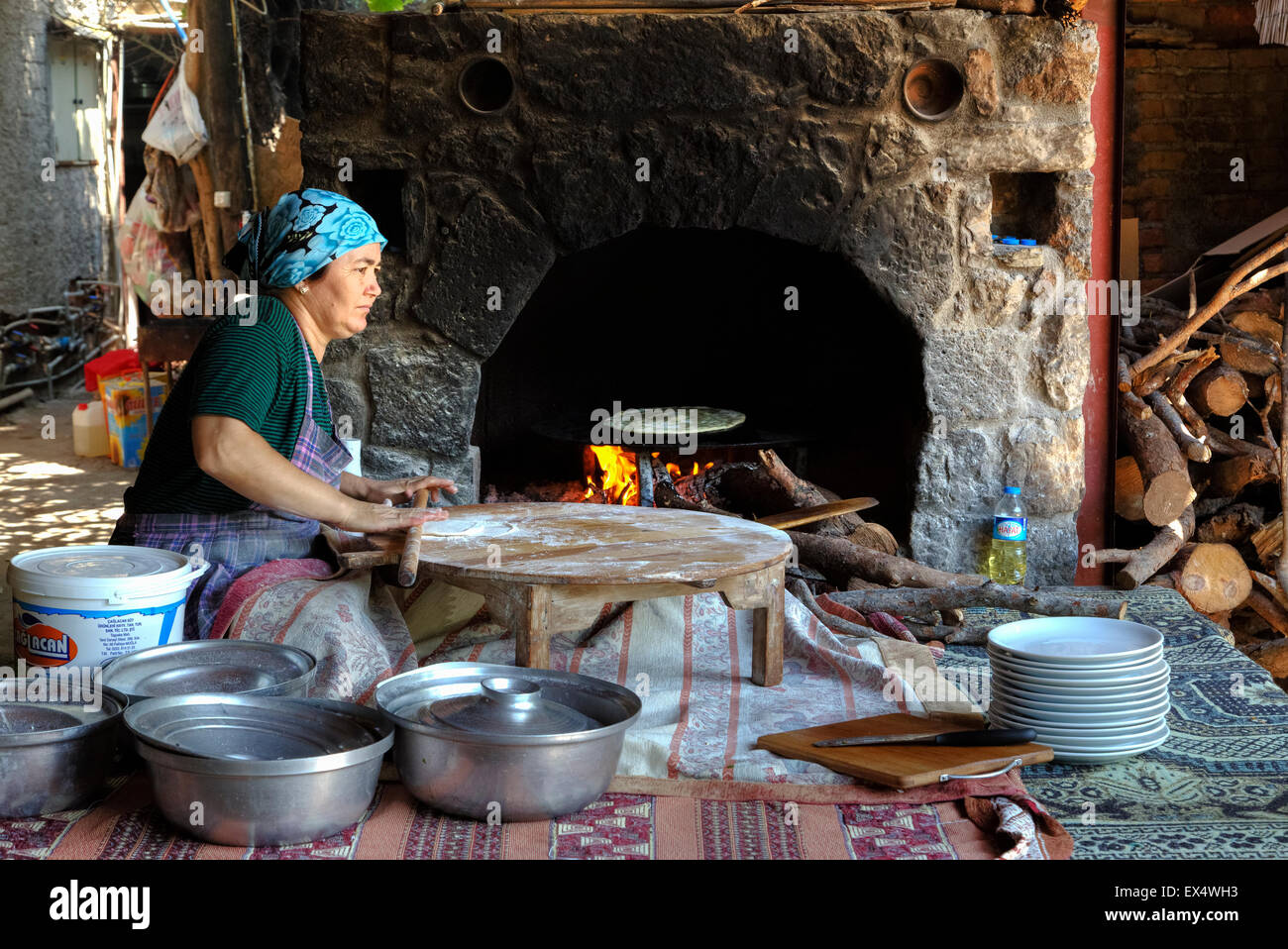 Preparazione di Goezleme turco in stile tradizionale Foto Stock