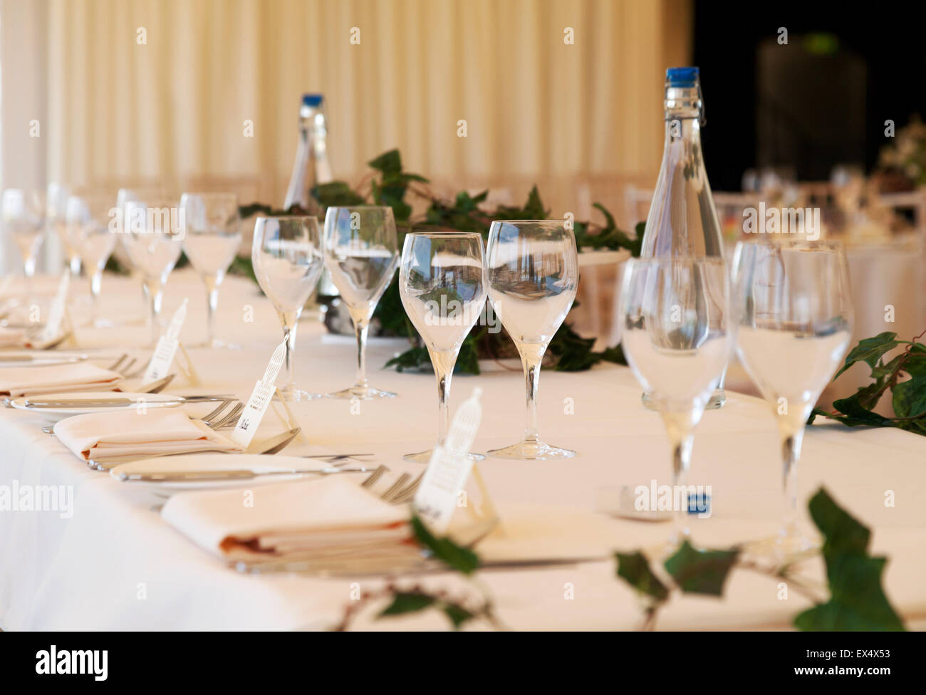 Le tabelle di cui con posate e bicchieri per un ricevimento di matrimonio, REGNO UNITO Foto Stock
