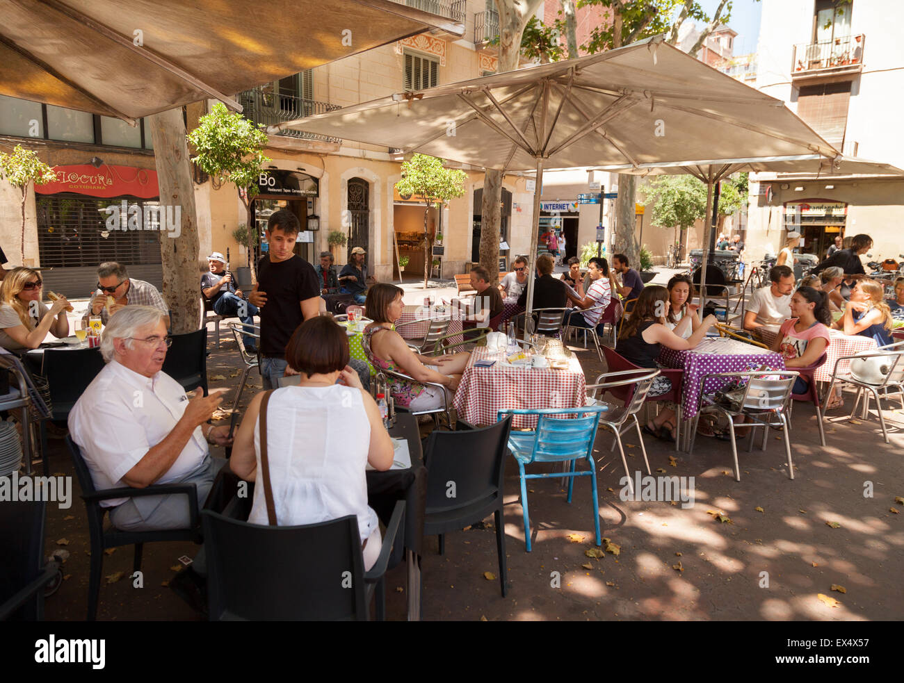 Persone mangiare fuori in un tapas bar cafe, quartiere Gracia, Barcellona Spagna Europa Foto Stock