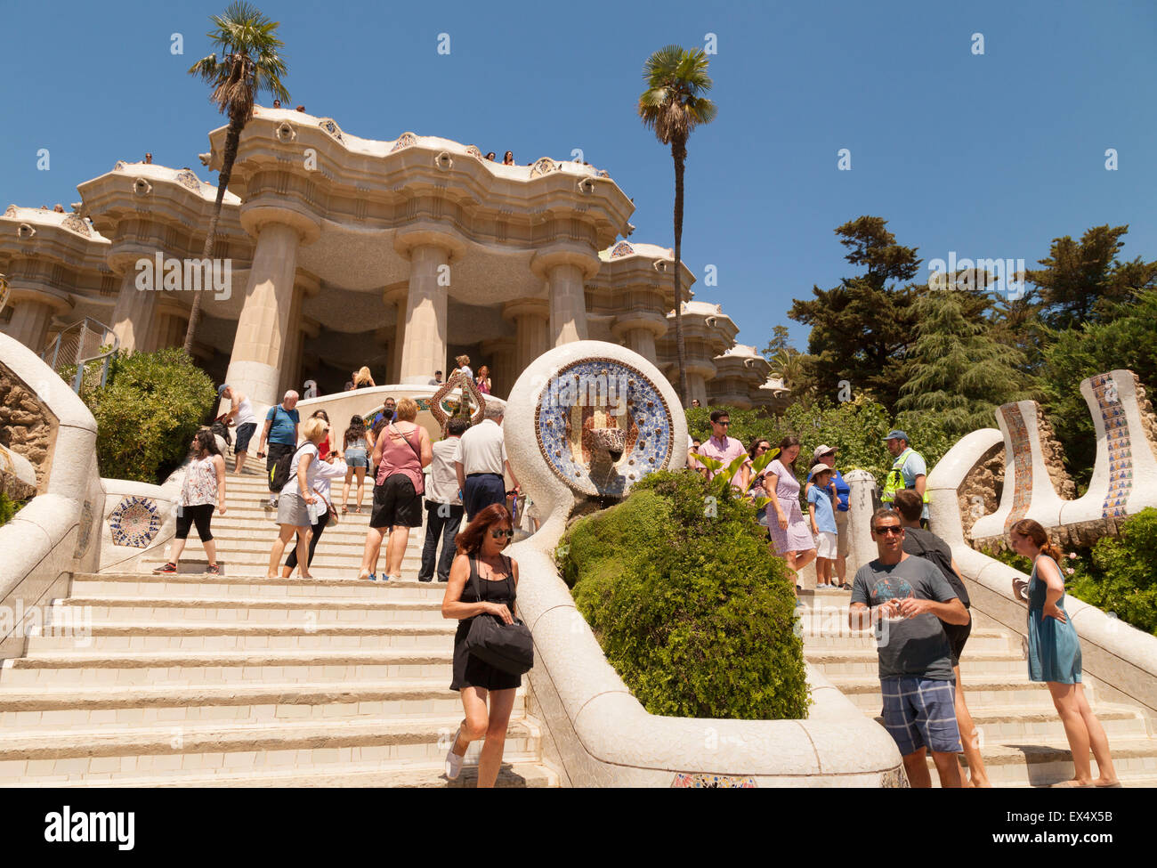 I turisti sui gradini all'ingresso al Parco Guell ( Parc Guell ), Barcelona, Spagna Europa Foto Stock