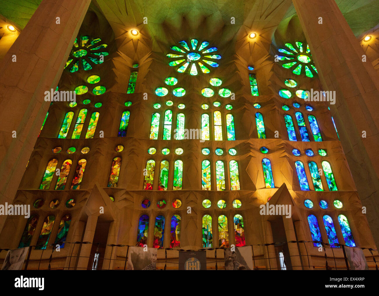 Le finestre di vetro macchiate visto dall'interno, cattedrale Sagrada Familia, Barcelona, Spagna Europa Foto Stock